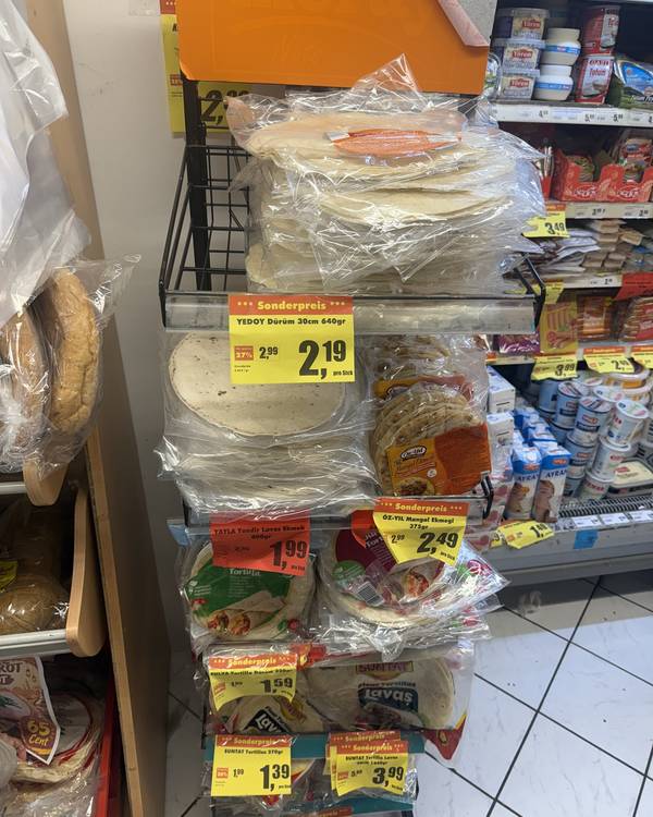 Dürüm, Tortillas und Fladenbrot im Regal