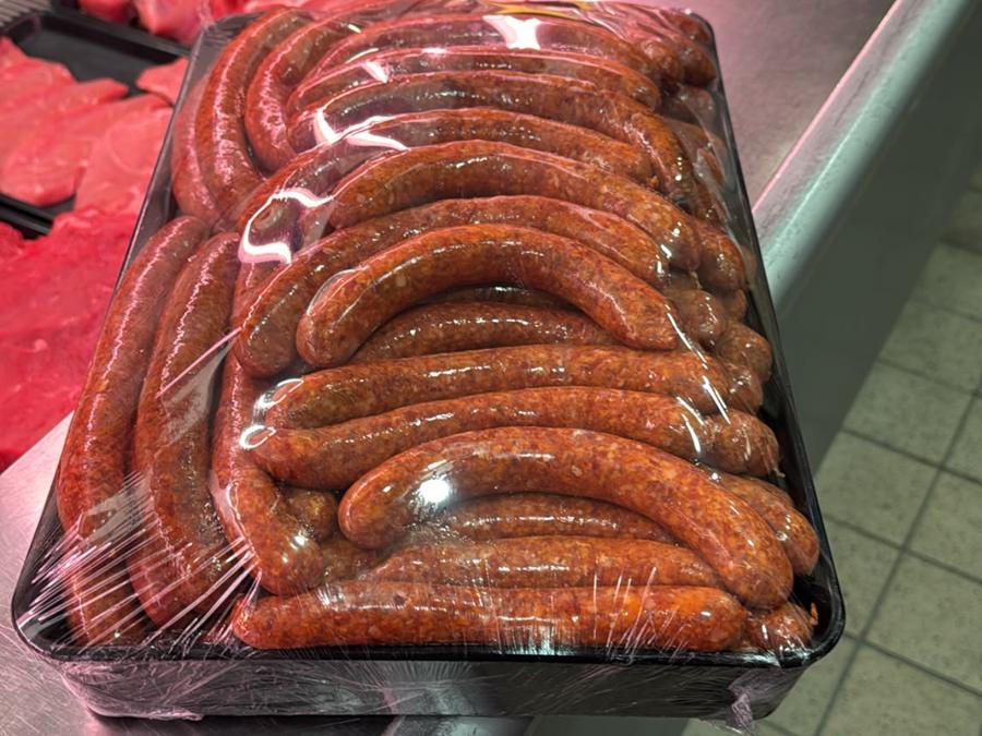 Frische Würstchen in der Auslage der Fleischtheke