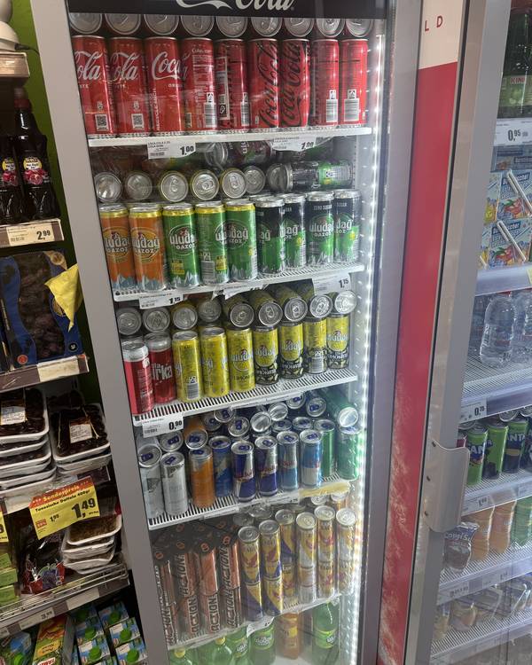 Kühlschrank mit Cola, Limonaden und Energydrinks